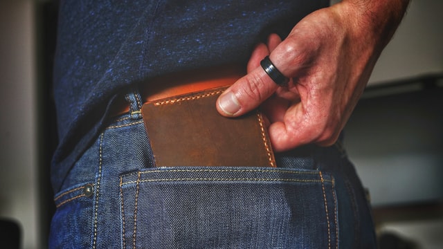 財布をポケットに入れたいなら極薄な財布が最適です